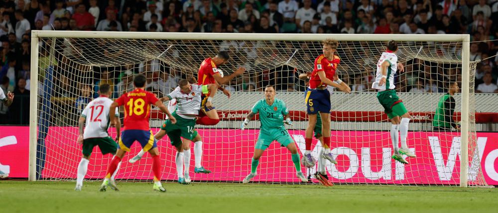 Spanien gewinnt souverän das Auftaktspiel in Bulgarien.