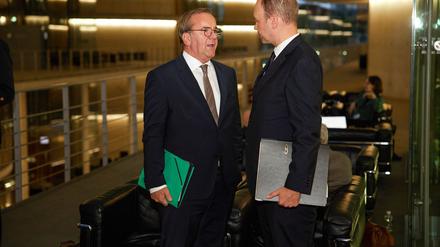 Boris Pistorius (l, SPD), Bundesverteidigungsminister, und der Staatssekretär Nils Hilmer kommen zu einer Sitzung des Haushaltsausschusses ins Paul-Löbe-Haus.