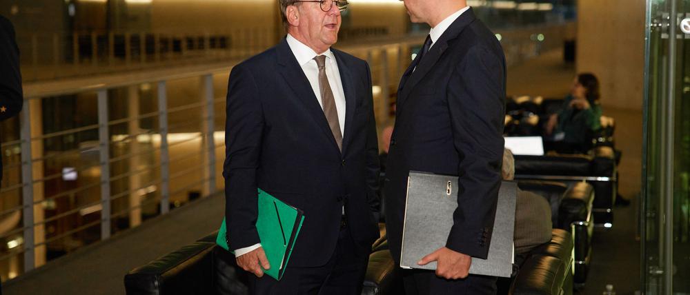 Boris Pistorius (l, SPD), Bundesverteidigungsminister, und der Staatssekretär Nils Hilmer kommen zu einer Sitzung des Haushaltsausschusses ins Paul-Löbe-Haus.