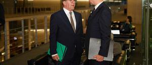 Boris Pistorius (l, SPD), Bundesverteidigungsminister, und der Staatssekretär Nils Hilmer kommen zu einer Sitzung des Haushaltsausschusses ins Paul-Löbe-Haus.