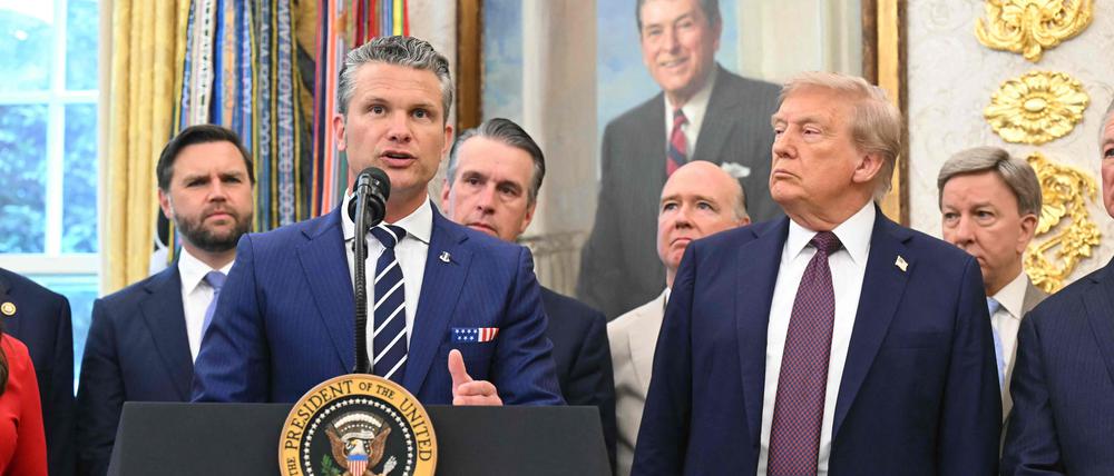 US-Präsident Donald Trump mit Verteidigungsminister Pete Hegseth, der schon bald „Kriegsminister“ heißen wird.