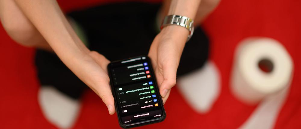 Jeder zehnte Befragte telefoniert gar auf dem Klo sitzend - und immerhin noch vier Prozent schauen, was sich in Dating-Apps so tut. (Archivbild)