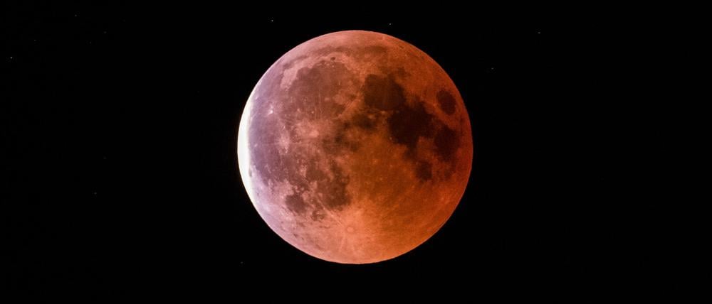 Während einer Mondfinsternis erscheint der Erdtrabant in rötlich-bräunlichen Tönen. (Archivbild)
