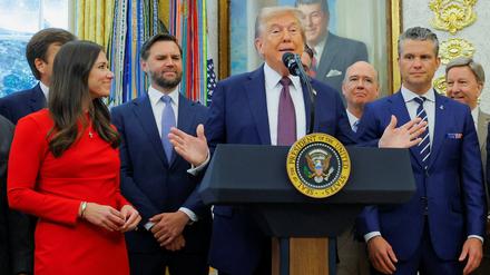 US-Präsident Donald Trump unter anderen mit der republikanischen Senatorin Katie Britt (l.), seinem Vize JD Vance und Verteidigungsminister Pete Hegseth im Weißen Haus.