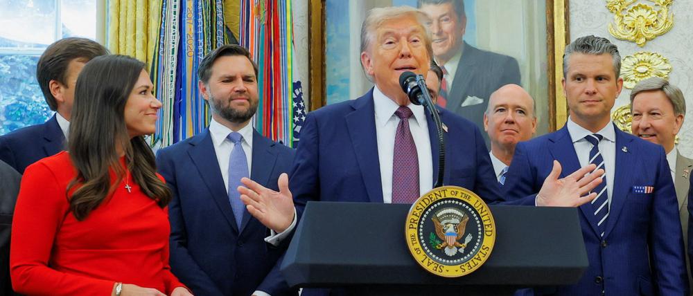 US-Präsident Donald Trump unter anderen mit der republikanischen Senatorin Katie Britt (l.), seinem Vize JD Vance und Verteidigungsminister Pete Hegseth im Weißen Haus.