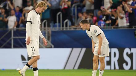 Nick Woltemade und Florian Wirtz laufen bei der Niederlage des DFB-Teams gegen die Slowakei enttäuscht über den Rasen.