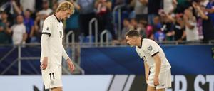 Nick Woltemade und Florian Wirtz laufen bei der Niederlage des DFB-Teams gegen die Slowakei enttäuscht über den Rasen.