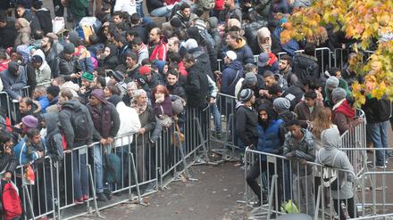 Viele Flüchtlinge warteten im Sommer 2015 in Berlin auf dem Gelände des Landesamtes für Gesundheit und Soziales auf die Bearbeitung ihrer Asylanträge. (Archivfoto)