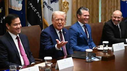 US-Präsident Donald Trump mit Verteidigungsminister Pete Hegseth (r.) und Außenminister Marco Rubio (l.).