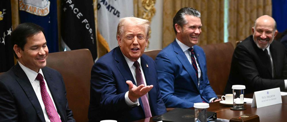 US-Präsident Donald Trump mit Verteidigungsminister Pete Hegseth (r.) und Außenminister Marco Rubio (l.).
