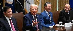 US-Präsident Donald Trump mit Verteidigungsminister Pete Hegseth (r.) und Außenminister Marco Rubio (l.).  