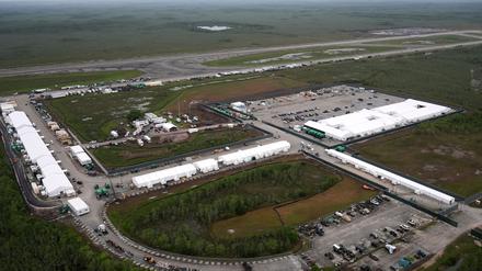 In der Dade-Collier-Ausbildungs- und Übergangseinrichtung in den Everglades von Florida wird an einer neuen Haftanstalt für Migranten gearbeitet, die den Namen «Alligator Alcatraz» trägt.