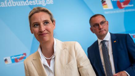 Alice Weidel, Bundesvorsitzende und Fraktionsvorsitzende der AfD, geht neben Tino Chrupalla, Bundesvorsitzender und Fraktionsvorsitzender der AfD im Bundestag.