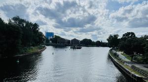 September 2025. Nur noch Bojen und der Bagger schwimmen im Wasser. Sie dürften auch bald verschwunden sein.