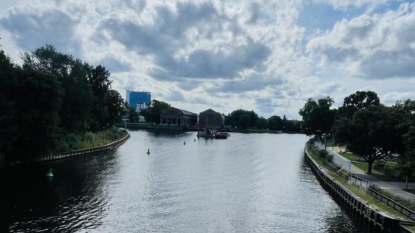 September 2025. Nur noch Bojen und der Bagger schwimmen im Wasser. Sie dürften auch bald verschwunden sein.