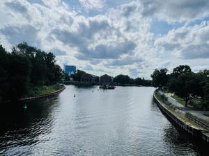 September 2025. Nur noch Bojen und der Bagger schwimmen im Wasser. Sie dürften auch bald verschwunden sein.