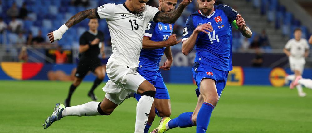 Nnamdi Collins (l) konnte bei seinem Länderspiel-Debüt nicht liefern.