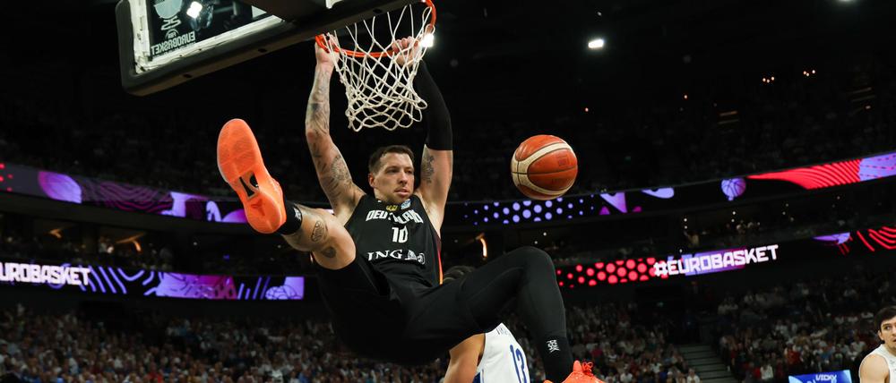 Deutschlands Daniel Theis beim Dunking gegen Finnland.