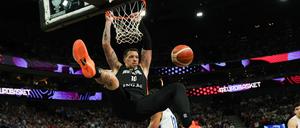 Deutschlands Daniel Theis beim Dunking gegen Finnland.