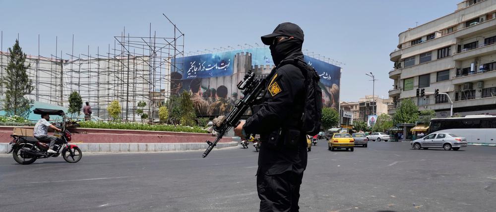 Ein Mitglied der iranischen Revolutionsgarden steht auf dem Platz der Islamischen Revolution (Enghelab-e-Eslami) im Zentrum von Teheran, Iran, Wache.