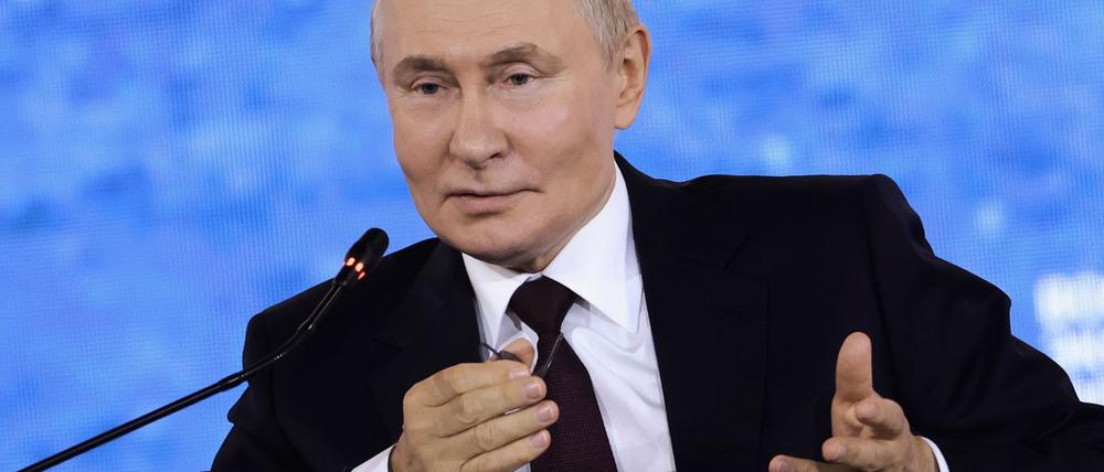 Russlands Präsident Wladimir Putin widerspricht negativen Wirtschaftsprognosen für sein Land.