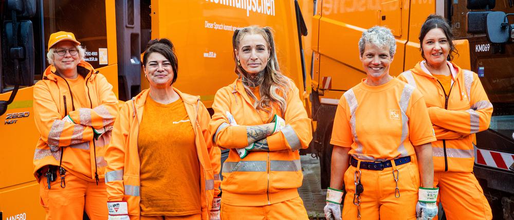 Frauen bei der Müllabfuhr vor einem Mülllaster.