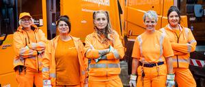 Frauen bei der Müllabfuhr vor einem Mülllaster.