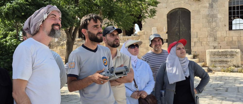 Arie Kai-Browne (links) schaut zu, wie ein Mitglied der „White Helmets“ die Drohne bei der Erkundung der Zitadelle von Aleppo steuert.