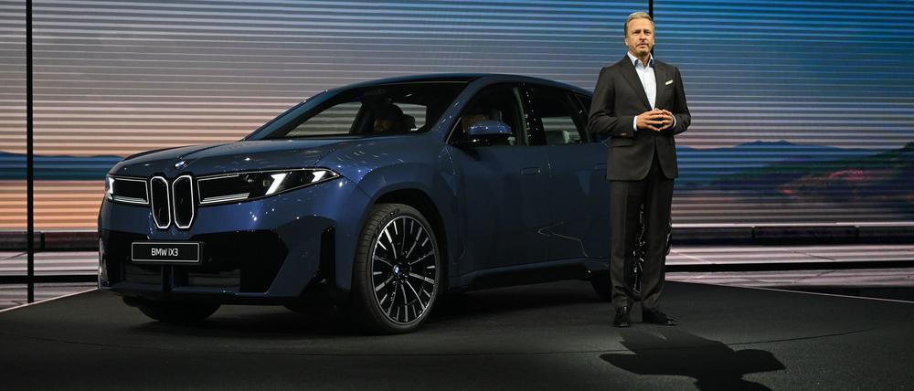 Konzernchef Oliver Zipse greift bei der Vorstellung des BMW iX3 zu Superlativen.