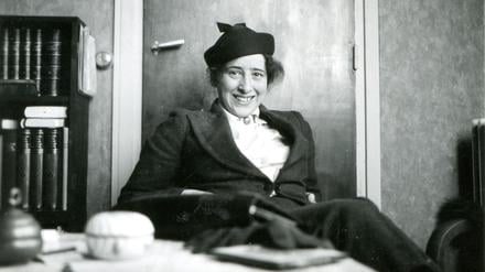 Vor dem Kinostart ist der Film „Hannah Arendt - Denken ist gefährlich“ bereits auf dem Bad Saarower Festival zu sehen. Das Foto zeigt Arendt in den 1930er Jahren in Paris. 