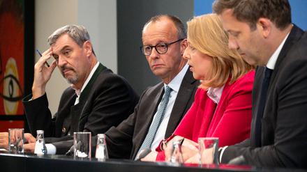 Bayerns Ministerpräsident Markus Söder, Bundeskanzler Friedrich Merz, Bundesministerin für Arbeit und Soziales Bärbel Bas und Finanzminister und Vize-Kanzler Lars Klingbeil bei einer Pressekonferenz.