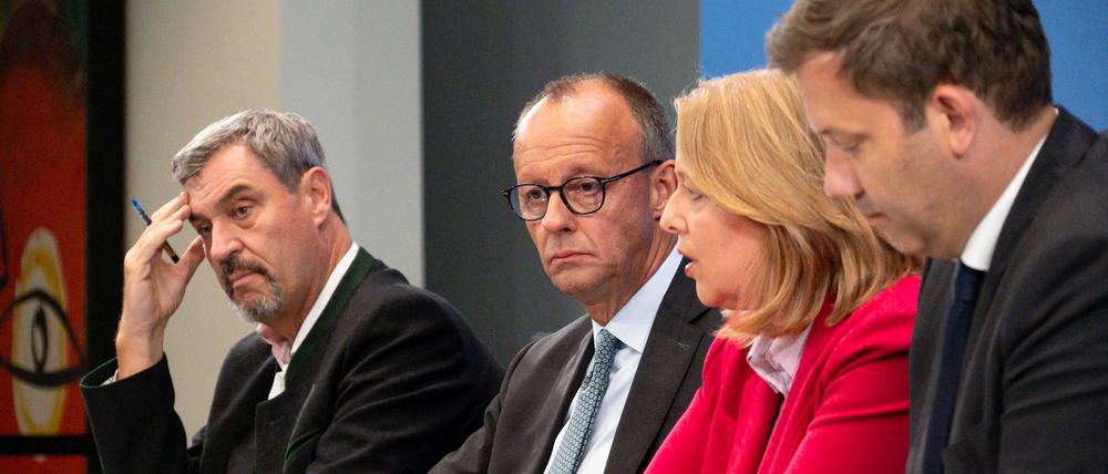 Bayerns Ministerpräsident Markus Söder, Bundeskanzler Friedrich Merz, Bundesministerin für Arbeit und Soziales Bärbel Bas und Finanzminister und Vize-Kanzler Lars Klingbeil bei einer Pressekonferenz.