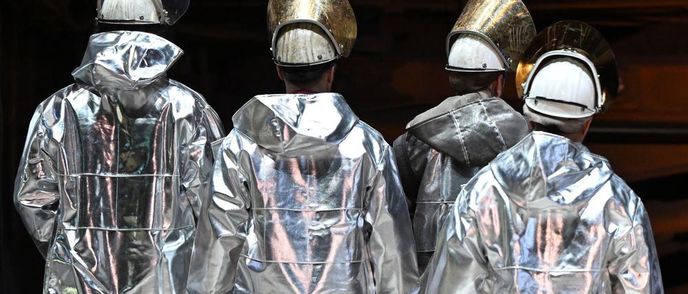 Die Mitglieder der IG Metall bei Thyssenkrupp Steel haben mit großer Mehrheit für einen Sanierungstarifvertrag gestimmt. Er sieht auch massive Lohnkürzungen vor. (Archivbild)