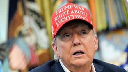 Trump hatte die Bundesbehörden nach seiner Rückkehr ins Weiße Haus per Dekret angewiesen, nur noch das männliche und das weibliche Geschlecht anzuerkennen.
