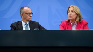 Friedrich Merz, Kanzler und CDU-Vorsitzender, und Bärbel Bas, Arbeitsministerin und SPD-Vorsitzende, müssen sich in Sachen Bürgergeld einig werden.
