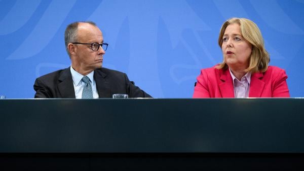 Friedrich Merz, Kanzler und CDU-Vorsitzender, und Bärbel Bas, Arbeitsministerin und SPD-Vorsitzende, müssen sich in Sachen Bürgergeld einig werden.