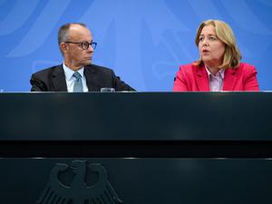 Friedrich Merz, Kanzler und CDU-Vorsitzender, und Bärbel Bas, Arbeitsministerin und SPD-Vorsitzende, müssen sich in Sachen Bürgergeld einig werden.