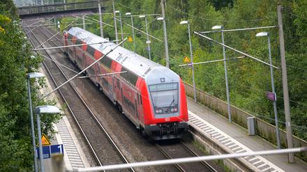 Ein doppelstöckiger Regionalzug der Deutschen Bahn (DB) fährt durch einen Bahnhof. (Symbolbild)