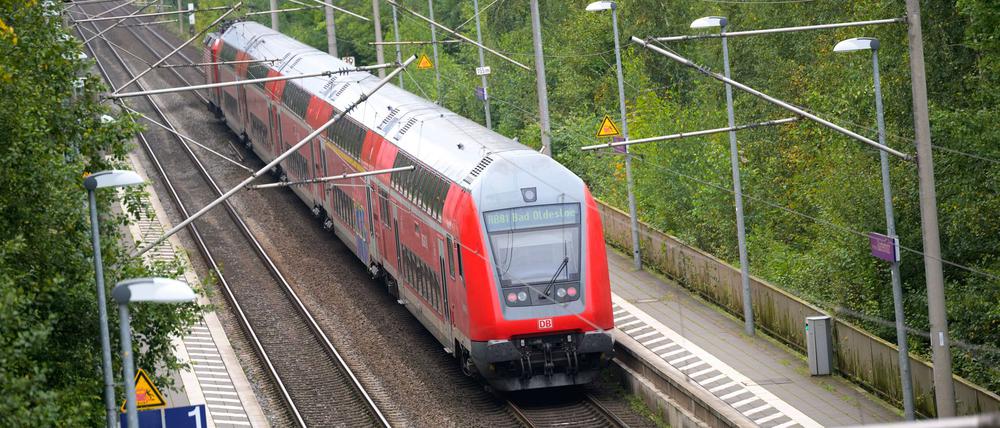 Ein doppelstöckiger Regionalzug der Deutschen Bahn (DB) fährt durch einen Bahnhof. (Symbolbild)