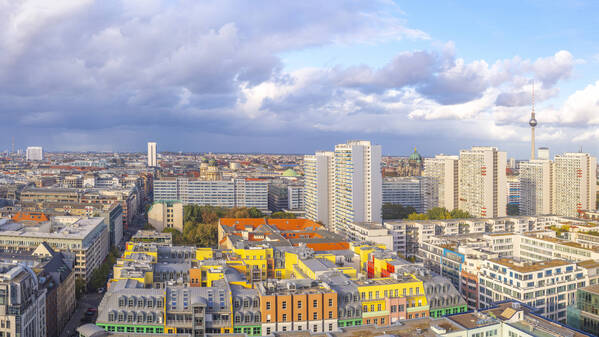 Berliner City Panorama Luftaufnahme Bezirk Mitte Charlottenstrasse, Leipziger Strasse Weitwinkel-Panorama Berliner Innenstadtr Ost. Blick entlang der Charlottenstrasse, Rechts Leipziger Straße mit Fernsehturm. Mittig der Gendarmenmarkt und links Charité und reichstag Copyright: xZoonar.com/MauricexTricatellex 20860216
Aerial0509