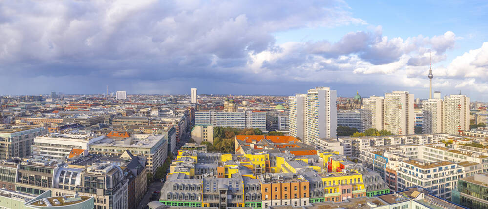 Berliner City Panorama Luftaufnahme Bezirk Mitte Charlottenstrasse, Leipziger Strasse Weitwinkel-Panorama Berliner Innenstadtr Ost. Blick entlang der Charlottenstrasse, Rechts Leipziger Straße mit Fernsehturm. Mittig der Gendarmenmarkt und links Charité und reichstag Copyright: xZoonar.com/MauricexTricatellex 20860216
Aerial0509