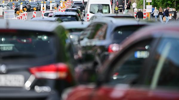 Autos stehen vor der Elsenbrücke Richtung Norden. Die Elsenbrücke wird am Wochenende wegen Wartungsarbeiten gesperrt. +++ dpa-Bildfunk +++