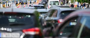 Autos stehen vor der Elsenbrücke Richtung Norden. Die Elsenbrücke wird am Wochenende wegen Wartungsarbeiten gesperrt. +++ dpa-Bildfunk +++