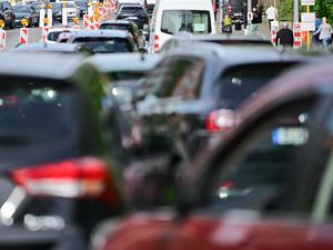 Autos stehen vor der Elsenbrücke Richtung Norden. Die Elsenbrücke wird am Wochenende wegen Wartungsarbeiten gesperrt. +++ dpa-Bildfunk +++