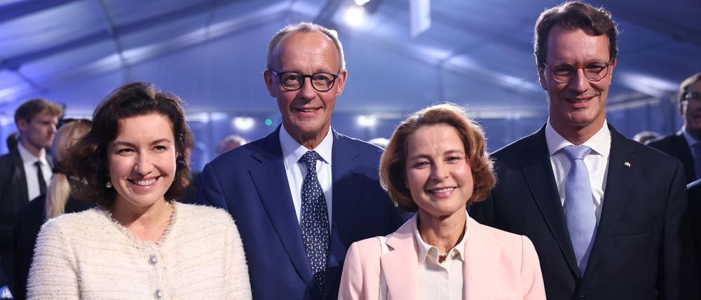 Bundeskanzler Friedrich Merz und NRW-Ministerpräsident Hendrik Wüst haben den Supercomputer „Jupiter“ in Jülich in Betrieb genommen.