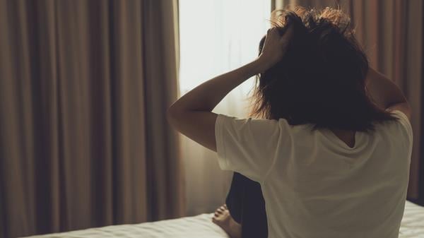 Eine Frau greift sich verzweifelt in die Haare.