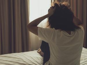 Eine Frau greift sich verzweifelt in die Haare.