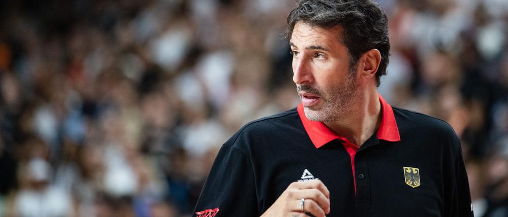 Basketball-Bundestrainer Alex Mumbru kehrt im EM-Achtelfinale zurück.