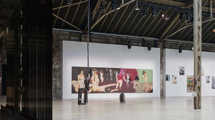 Ein Blick in  die Hallen: zu sehen ist ein Gemälde von Elsa Rouy, Skulpturen von Lisa Tiemann und die Fotoserie „Suspicious Minds“ von Viktoria Binschtok.