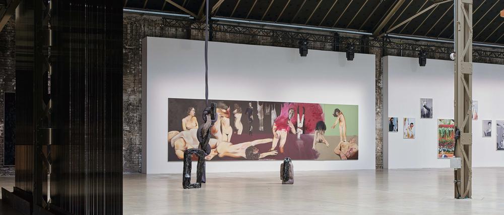 Ein Blick in  die Hallen: zu sehen ist ein Gemälde von Elsa Rouy, Skulpturen von Lisa Tiemann und die Fotoserie „Suspicious Minds“ von Viktoria Binschtok.